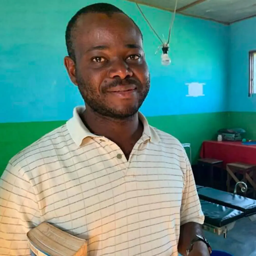 Dottor Gustave Busha Kebeya È la prima persona che è stata formata dalla nostra Associazione e oggi lavora all'Ospedale di Dondi. Ha iniziato la specializzazione in Pediatria.