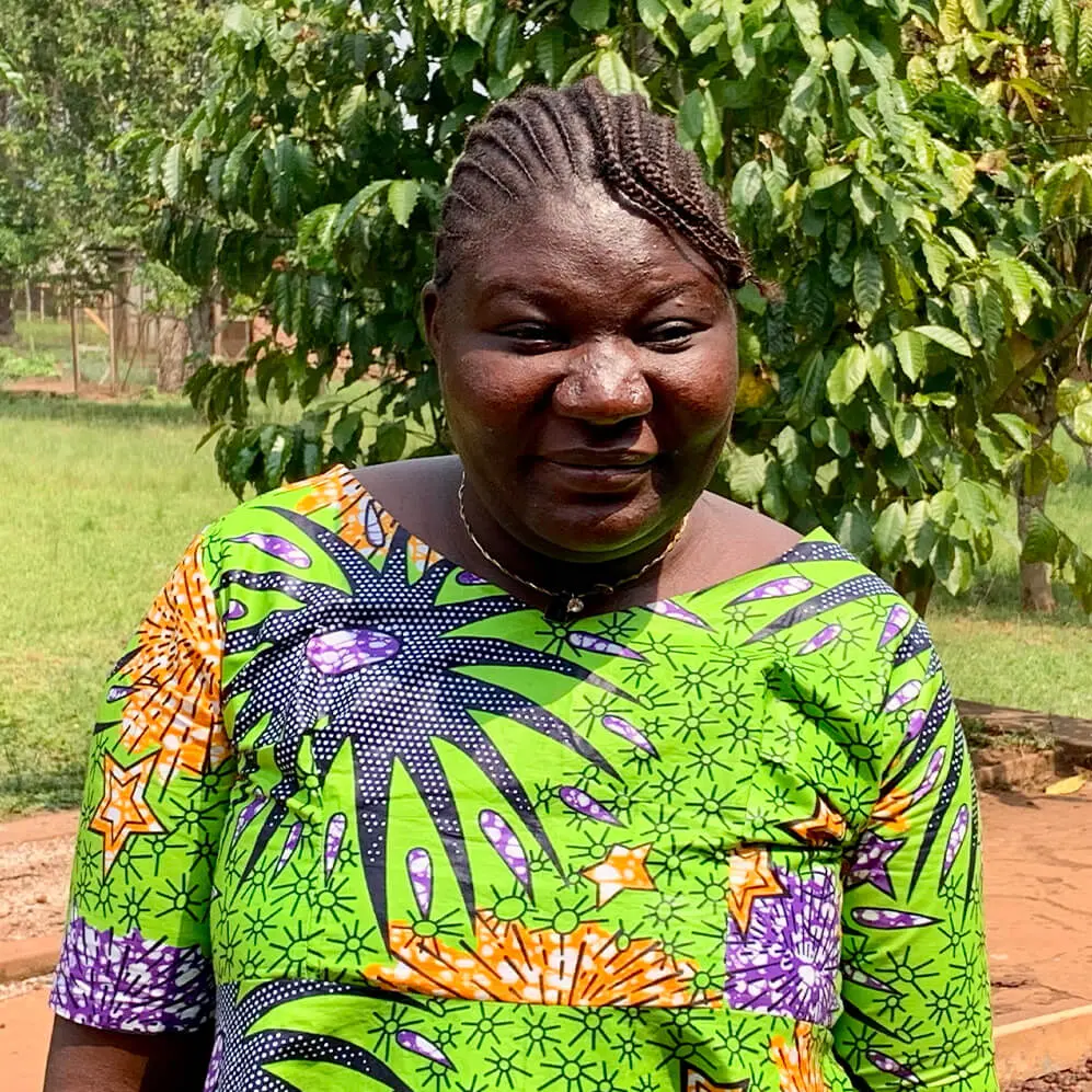 Ilaria Alimidri Dranzo Sta frequentando la scuola di Sartoria a Dondi, parte dei progetti realizzati dalla nostra Associazione, con un corso speciale in quanto ha la mano destra in parte offesa dalla poliomielite.